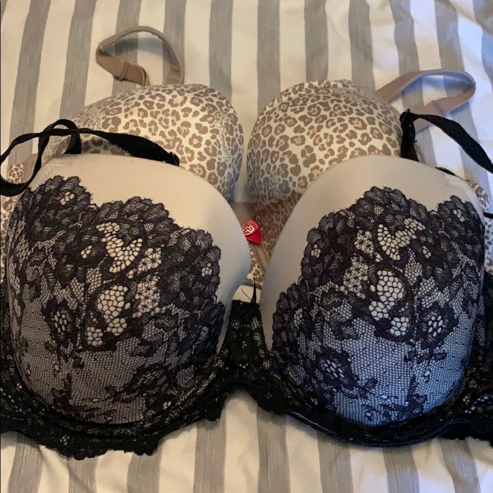 2 Victoria’s Secret bras